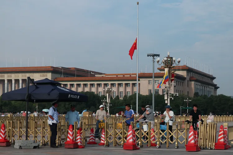 朱镕基遗体今火化 气氛明显不同 天安门交管降半旗